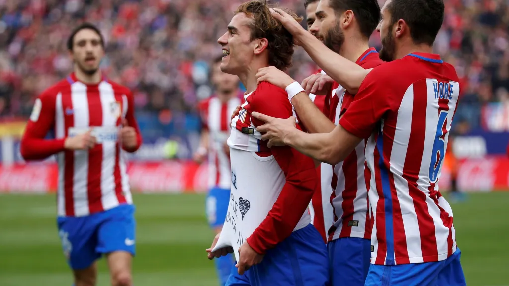 Antoine Griezmann slaví se spoluhráči vstřelenou branku