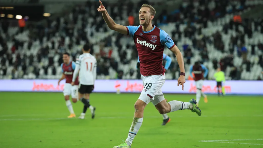 Tomáš Souček se raduje z gólu v síti Manchesteru United