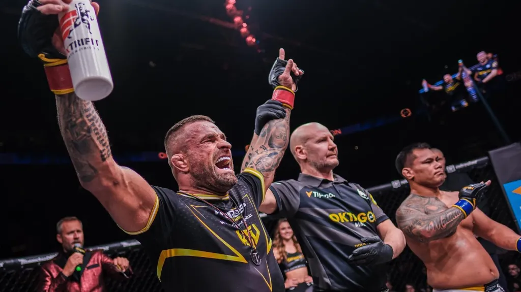 Karlos Vémola se raduje z vítězství