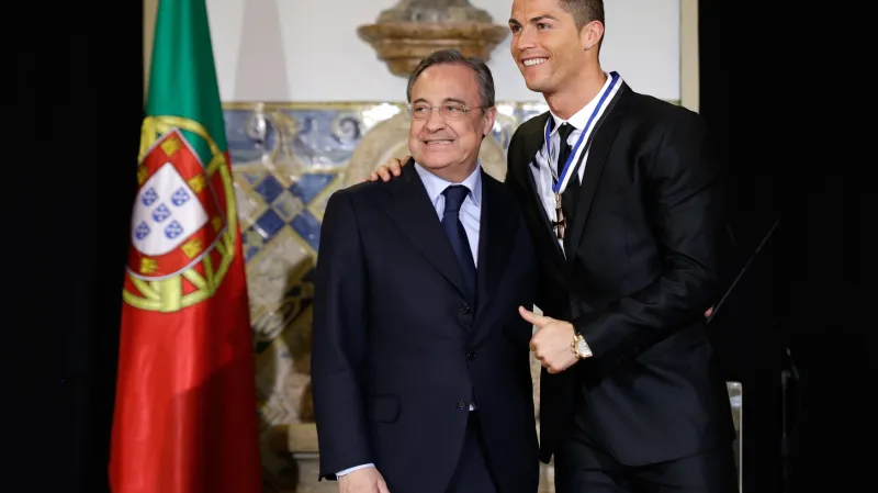 Cristiano Ronaldo s Florentinem Pérezem při převzetí ocenění za zásluhy od portugalského prezidenta v roce 2014