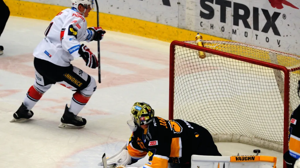 Chomutovský David Kämpf překonává Jaroslava Januse z Litvínova