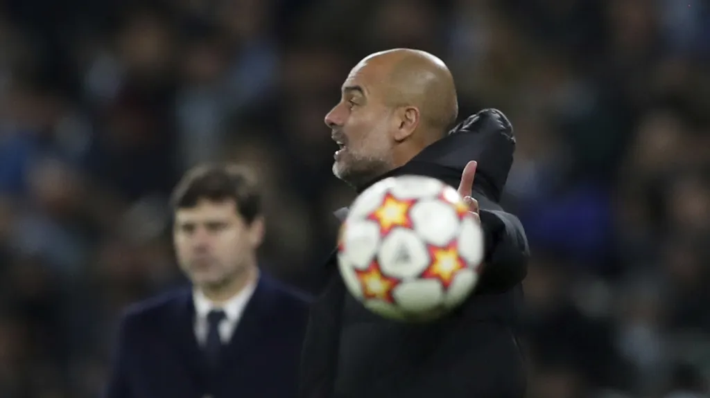 Pep Guardiola v pozadí s trenérským protějškem Mauriciem Pochettinem