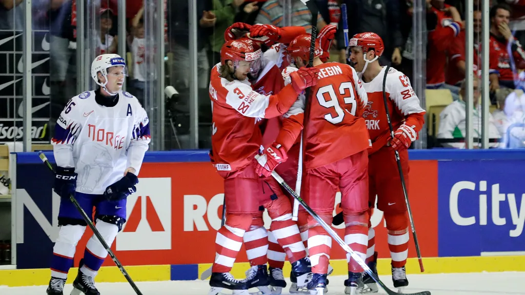 Hokejisté Dánska se radují z gólu v síti Norska