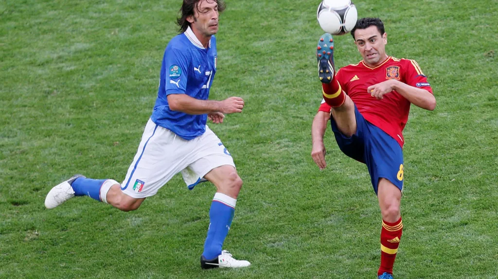 Andrea Pirlo a Xavi Hernandez ve vzájemném souboji