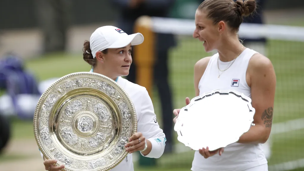 Karolína Plíšková (vpravo) a Ashleigh Bartyová s trofejemi