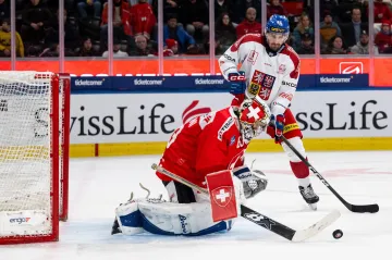 Český útočník Daniel Voženílek v utkání proti Švýcarsku