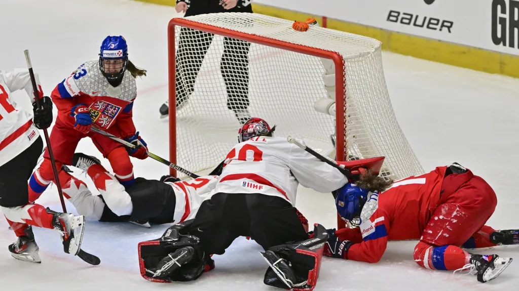 Adéla Šapovalivová (vlevo) v zápase s Kanadou