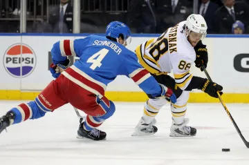 David Pastrňák a Braden Schneider v utkání Bruins s Rangers