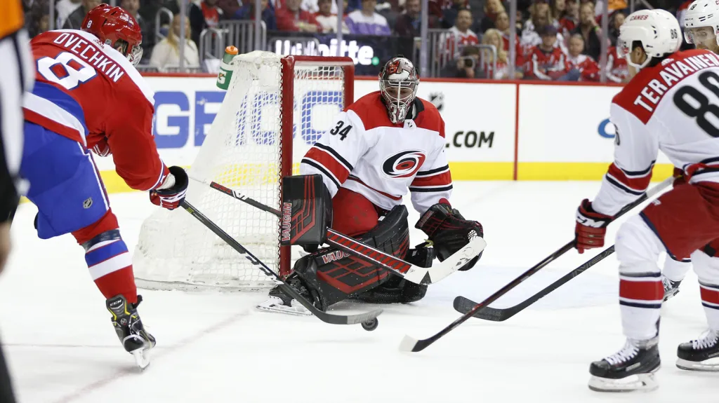 Petr Mrázek v utkání s Washingtonem