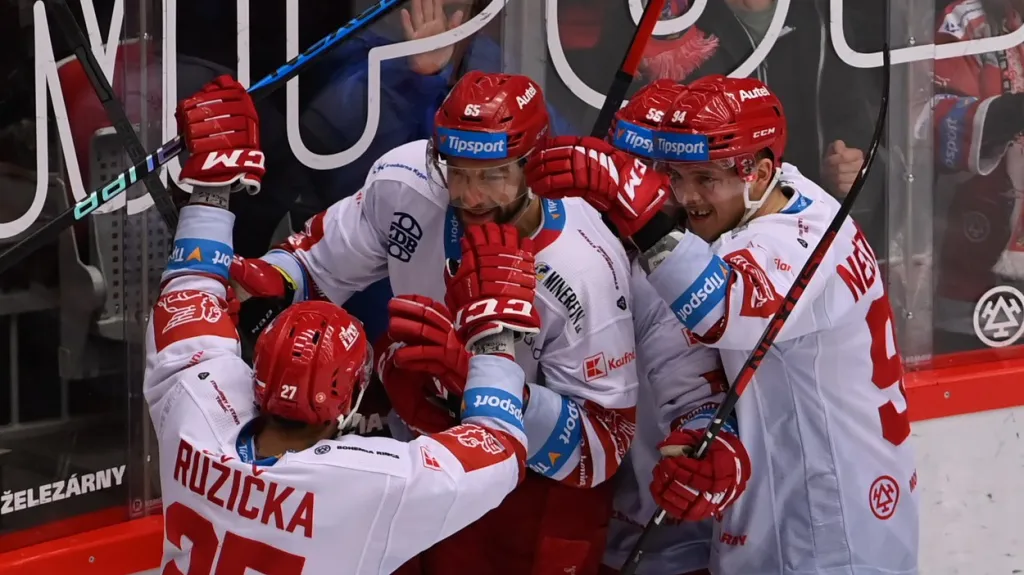 Třinecký útočník Tomáš Marcinko se raduje s Martinem Růžičkou a Andrejem Nestrašilem