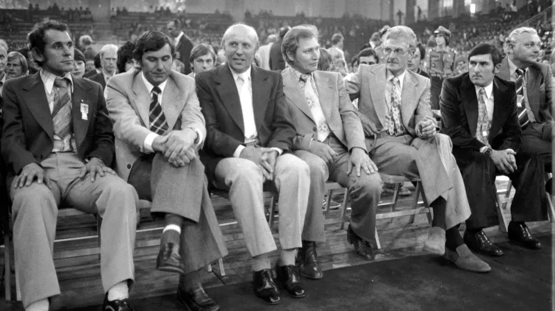 Jan Smolík (druhý zleva) a Jan Veselý (třetí zleva) na setkání vítězů Závodu míru (1977)