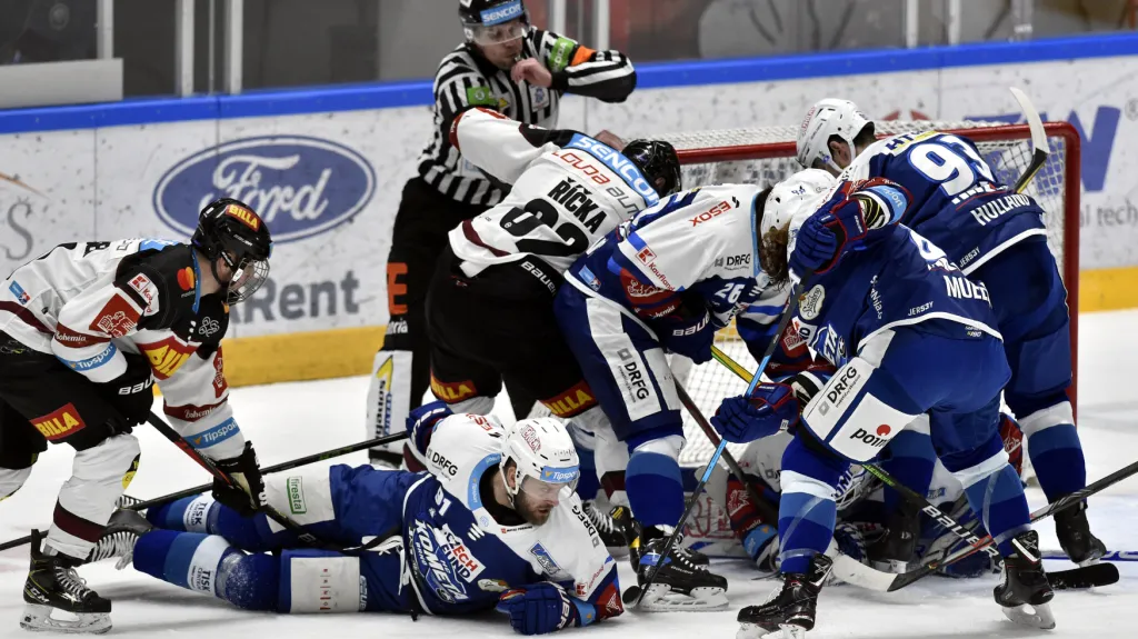 Závar před brankou v utkání Brno – Sparta