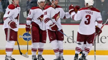 Zbyněk Michálek (vlevo) s hráči Phoenixu