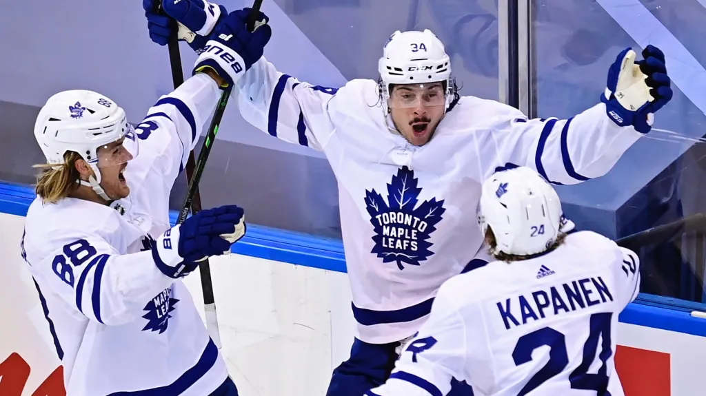 Auston Matthews (uprostřed) se raduje se spoluhráči z Toronta
