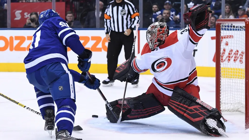 Petr Mrázek v utkání s Torontem