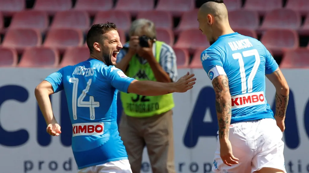 Neapolský Marek Hamšík (vpravo) se raduje z gólu s Driesem Martensem