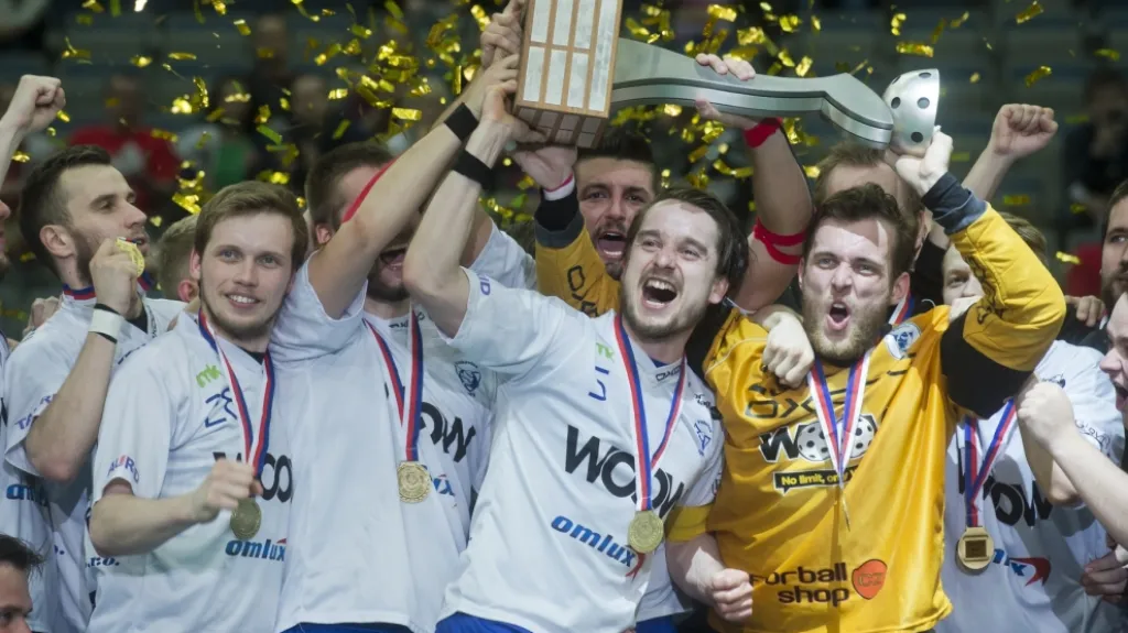 Hráči Vítkovic se radují z mistrovského titulu