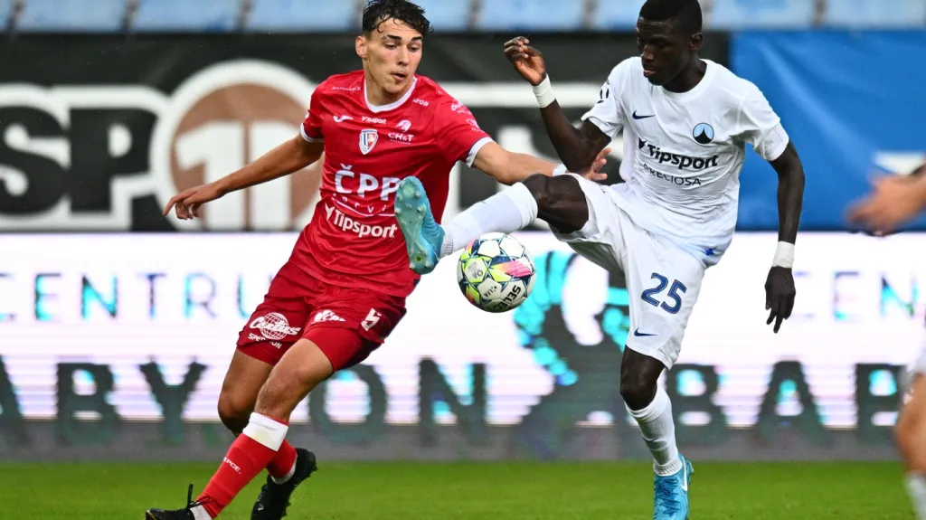 Ahmad Ghali z Liberce (vpravo) v utkání s Pardubicemi