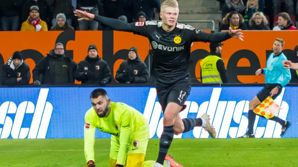 Erling Haaland z Dortmundu se raduje z gólu v síti Tomáše Koubka z Augsburgu