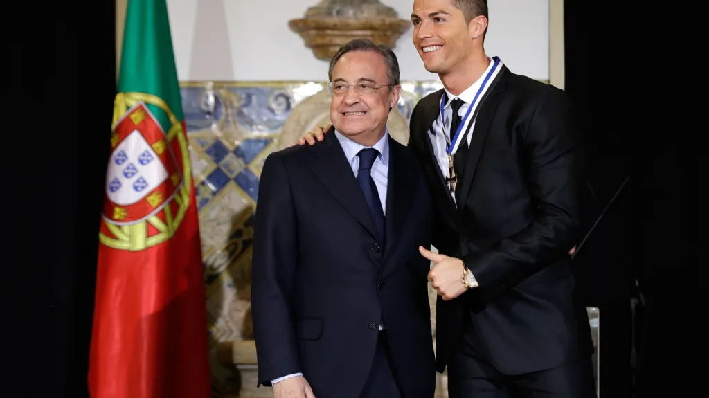 Prezident Realu Madrid Florentino Pérez (vlevo) a Cristiano Ronaldo