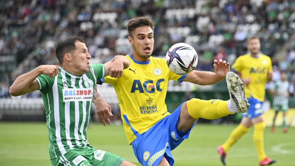 Martin Chlumecký z Teplic (vpravo) v utkání s Bohemians 1905