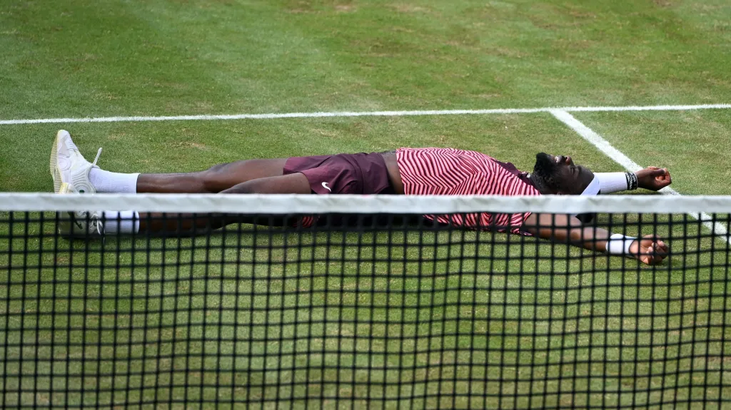 Frances Tiafoe slaví triumf ve Stuttgartu