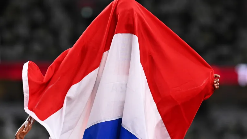 Sifan Hassanová z Nizozemska slaví výhru v olympijském závodě na 5 km