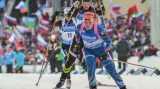 Závěrečná střelba v hromadném závodě biatlonistek