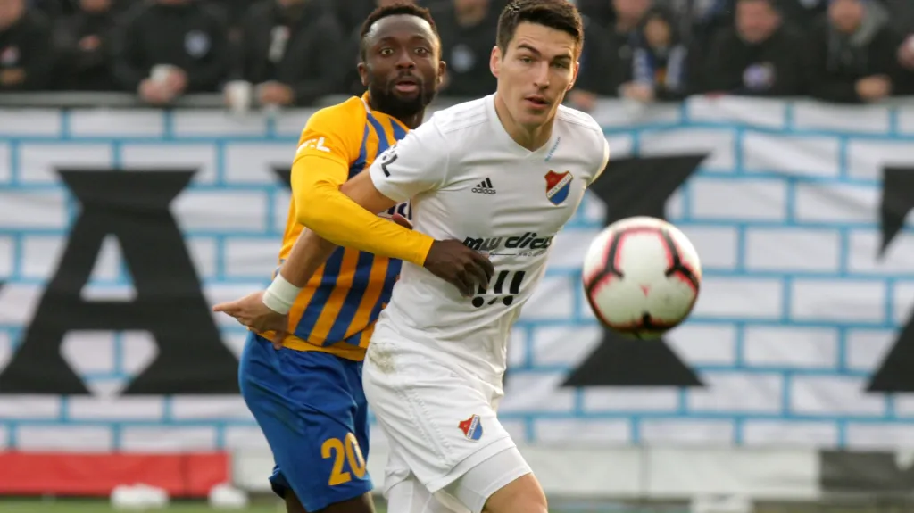Joel Kayamba (vlevo) z Opavy v souboji s Robertem Hrubým z Ostravy
