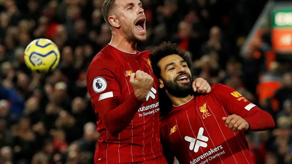 Jordan Henderson (vlevo) a Mohamed Salah se radují z gólu Liverpoolu