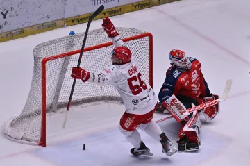 Třinecký útočník Marko Daňo rozhoduje prodloužení proti Pardubicím