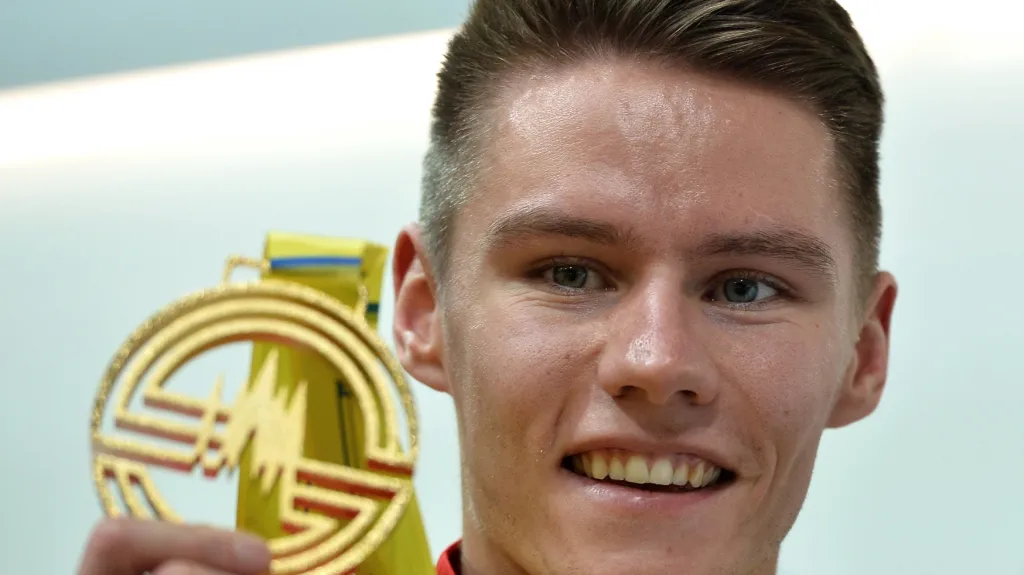 Pavel Maslák pózuje se zlatou medailí na HME v Praze