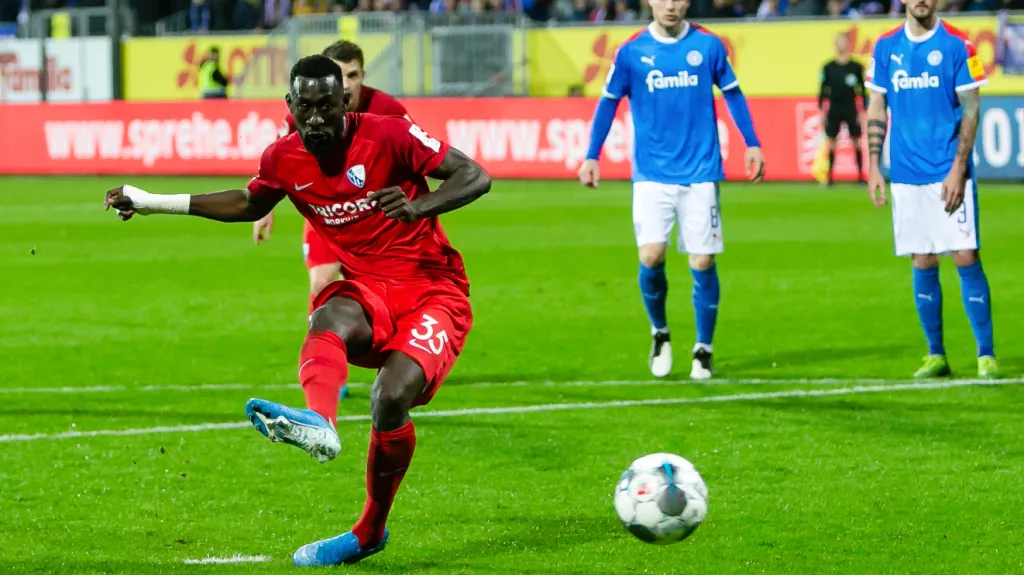 Ganvoula z Bochumi proměňuje nabídnutou penaltu