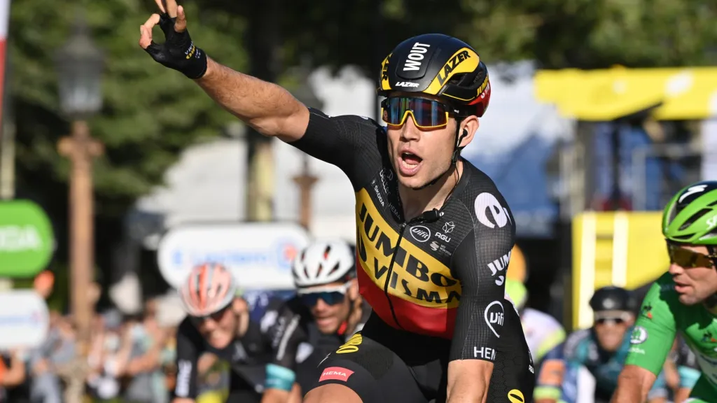 Van Aert slaví výhru v poslední etapě Tour
