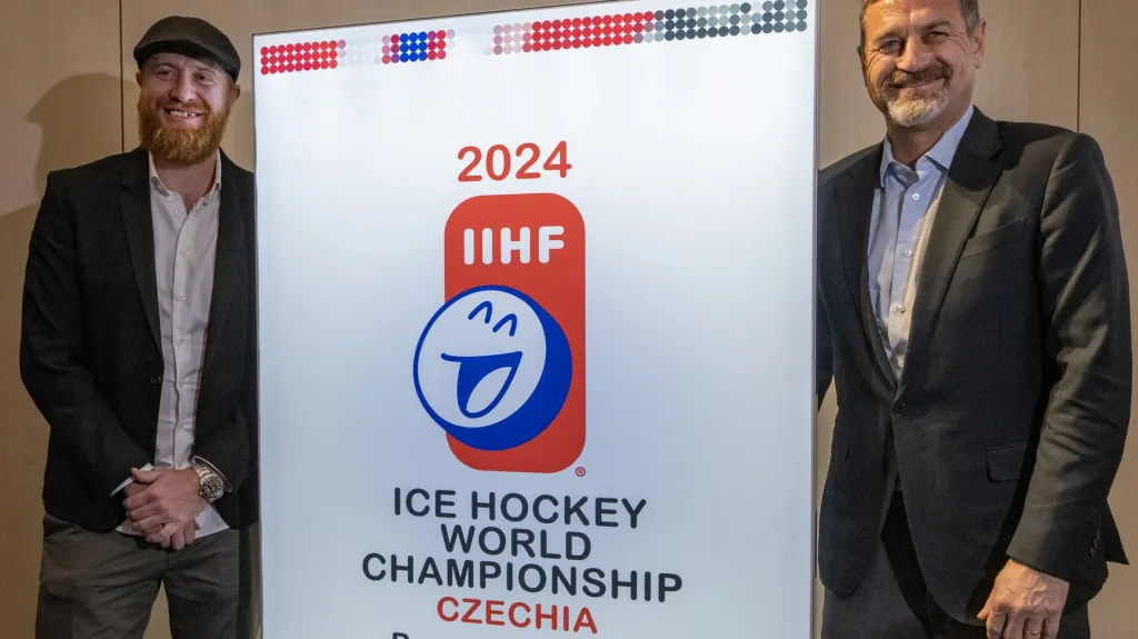 Jakub Voráček a Petr Bříza s logem mistrovství světa