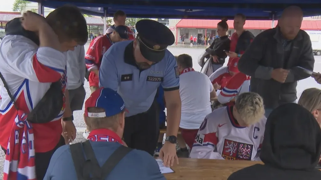 Podvedení fanoušci a policisté na mistrovství světa v hokeji
