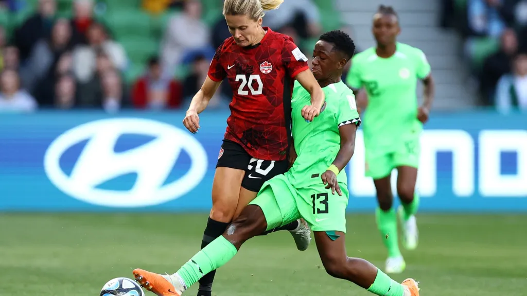 Kanaďanka Cloe Lacasseová v souboji s Nigerijkou Deborah Abiodunovou