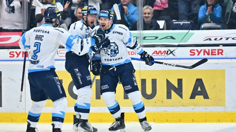 Hokejisté Liberce slaví gól Adama Musila