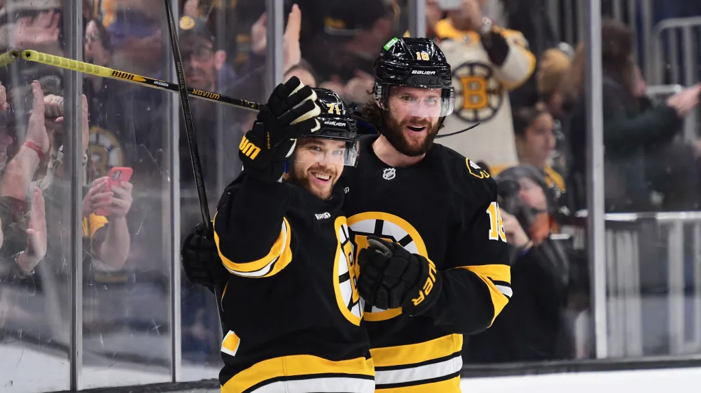 Pavel Zacha oslavuje se svým spoluhráčem svůj gól