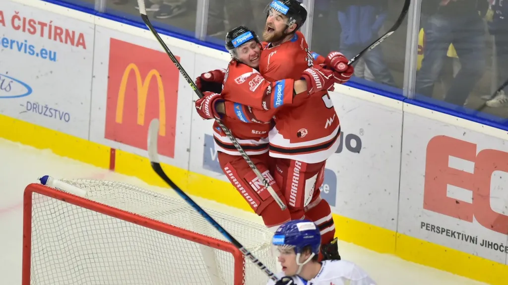 Olomoucký Jakub Navrátil slaví gól s Davidem Škůrkem