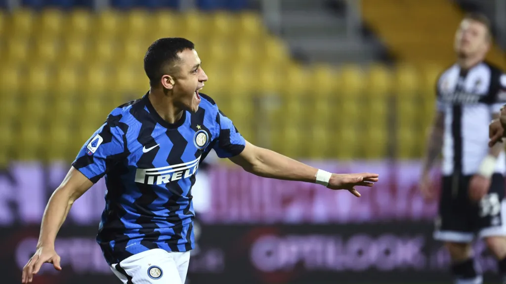 Alexis Sánchez z Interu oslavuje gól v Serii A