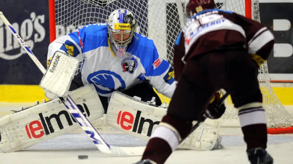 Brankář Plzně Matěj Machovský a Tomáš Rolinek ze Sparty