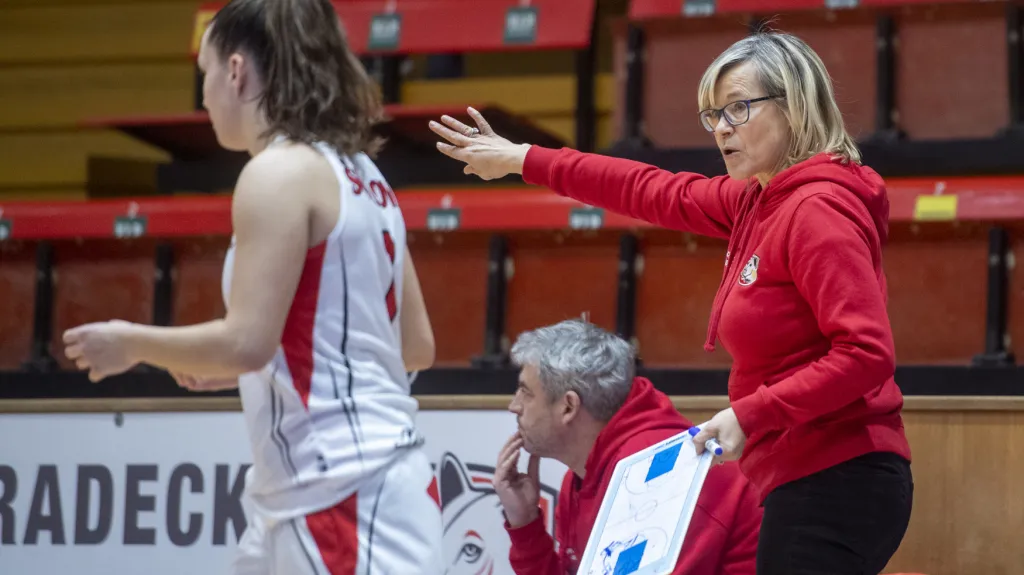 Trenérka basketbalistek Hradce Králové Romana Ptáčková