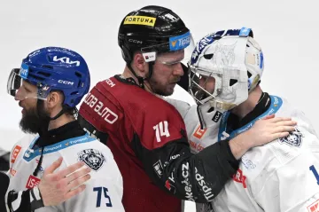 Kapitán Sparty Filip Chlapík s brankářem Kladna Adamem Brízgalou