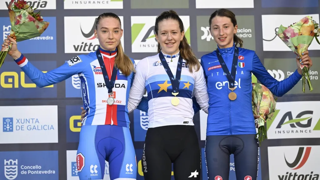 Barbora Bukovská (vlevo) na stupních vítězů