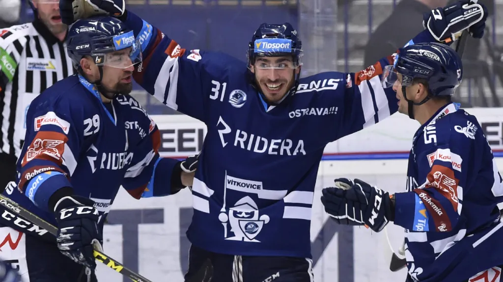 Dominik Lakatoš se raduje z trefy v dresu Vítkovic