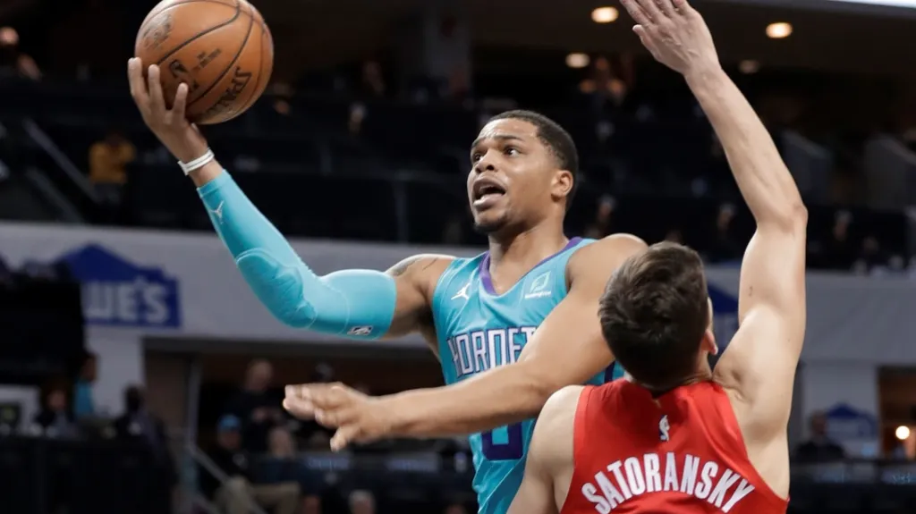 Tomáš Satoranský v obraně v utkání proti Charlotte