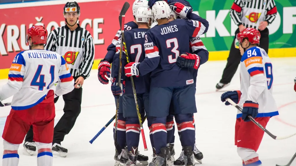 Hokejisté USA slaví gól proti Rusku