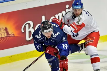 Jakub Jeřábek v obranné práci proti Finům