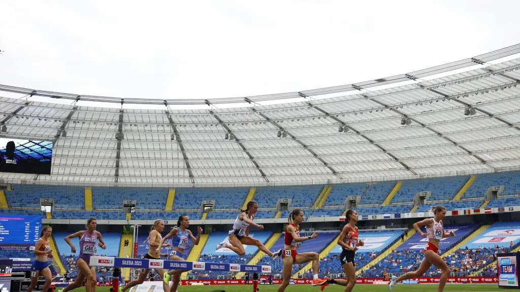 ME družstev v atletice na poloprázdném stadionu v Chořově